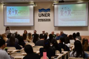 Expertos internacionales y autoridades de Concordia durante el conversatorio “Escuelas que valgan la pena” sobre innovación educativa y liderazgo docente.