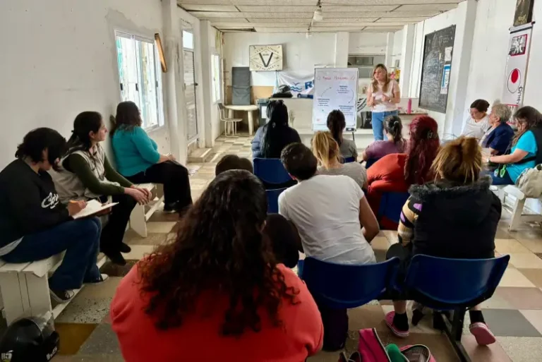 Mujeres emprendedoras de Concordia participando en la capacitación del programa Emprendedoras en Acción