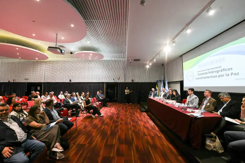 Autoridades y representantes internacionales en el Encuentro de Cuencas Hidrográficas por la Paz en Entre Ríos, Argentina