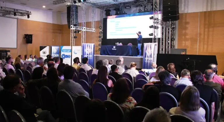Charla sobre innovación y producción local durante la Expo Concordia Produce 2025 en el Centro de Convenciones Concordia