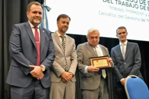 Vocal del STJER Germán Reynaldo Carlomagno recibiendo reconocimiento en el IX Congreso de Derecho del Trabajo en Entre Ríos