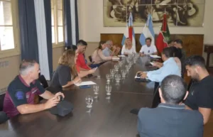 Autoridades de Concordia coordinan la logística de la Maratón Internacional de Reyes 2025 durante la primera reunión organizativa.