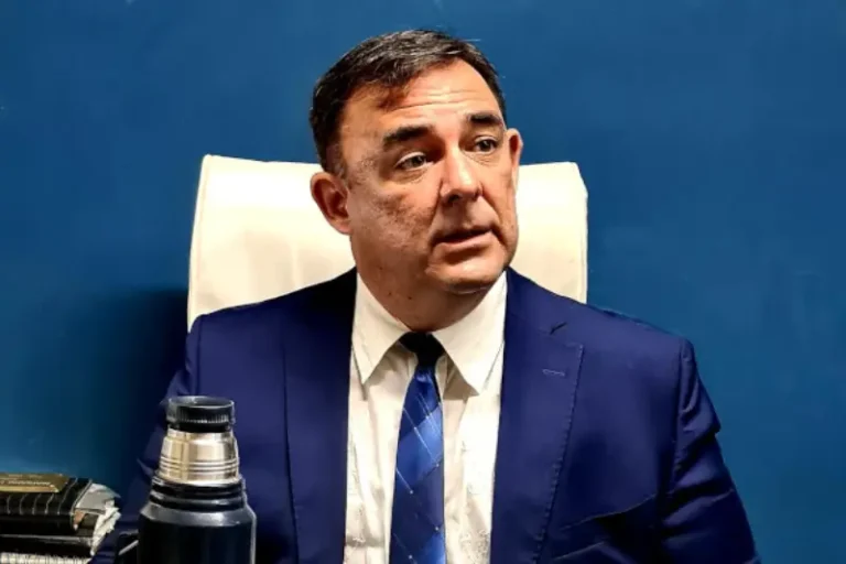 Rafael Mariano Giampaolo presenta denuncia penal contra el gobernador de Entre Ríos por irregularidades en el sistema de salud provincial.