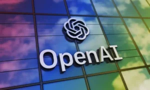 Logotipo de OpenAI en los vidrios del edificio de la compañía.