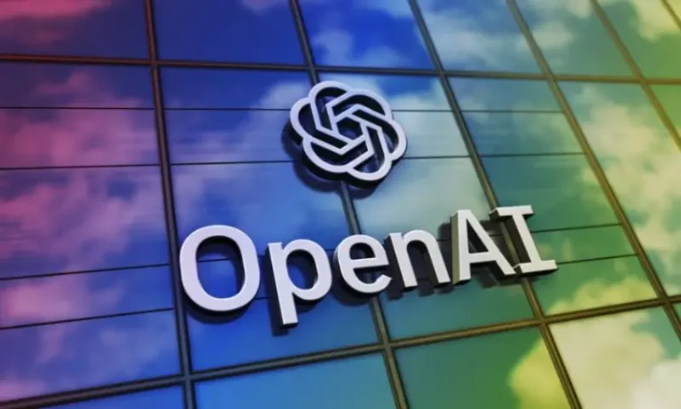 Logotipo de OpenAI en los vidrios del edificio de la compañía.