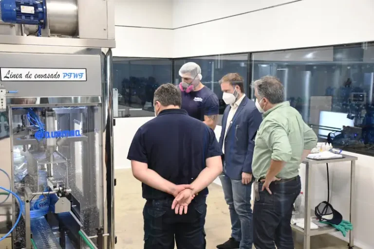Francisco Azcué recorre la planta de IVESS en Concordia junto a directivos de la empresa y funcionarios municipales.