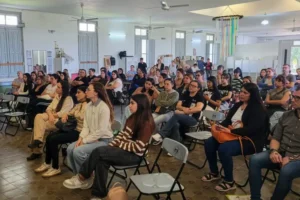 Profesionales de la salud durante la capacitación sobre cuidado integral de personas mayores en el hospital de Diamante