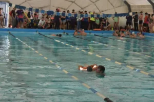 Guardavidas realizando pruebas prácticas en la pileta del Club Salto Grande durante la reválida provincial en Concordia.