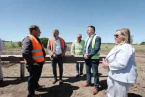 Gobernador Rogelio Frigerio recorriendo las obras de rehabilitación y construcción en la ruta provincial 20 en Gualeguaychú junto al intendente Mauricio Davico y equipo de Vialidad