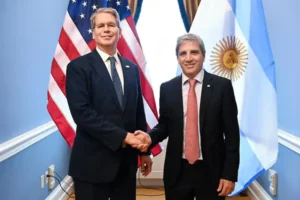 El ministro Luis Caputo junto al secretario del Tesoro de Estados Unidos, Scott Bessent, durante el anuncio del acuerdo de swap por 20.000 millones de dólares.