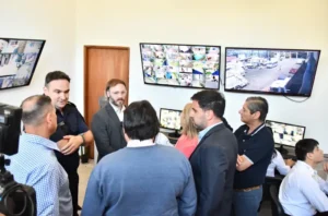 Intendente Francisco Azcué recorriendo el Centro de Monitoreo junto a autoridades policiales