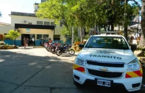 Funcionario municipal Emanuel Galli durante la presentación de la denuncia penal por venta ilegal de licencias de conducir en redes sociales en Concordia.