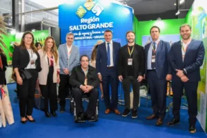 Stand de la Región Salto Grande en FIT 2025 con presentaciones culturales, gastronómicas y autoridades de Argentina y Uruguay