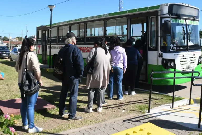 Usuarios suben al colectivo urbano en Concordia con boleto gratuito y concordiense implementado