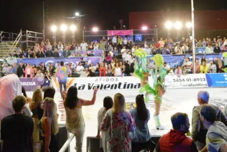 cantina y publicidad en noche de desfiles del carnaval concordia