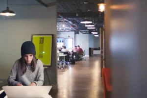 Informáticos trabajando colaborativamente.