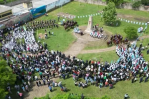 Personas participando en la feria popular del aniversario de Gualeguaychú