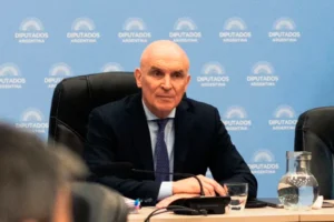 José Luis Espert presidiendo la Comisión de Presupuesto durante el debate del Presupuesto 2026, en medio de pedidos de remoción por acusaciones
