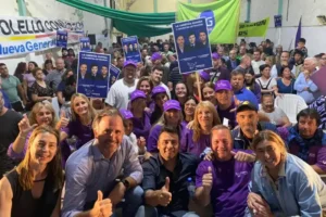 Rogelio Frigerio y candidatos de La Libertad Avanza durante el cierre de campaña en Gualeguaychú, Entre Ríos
