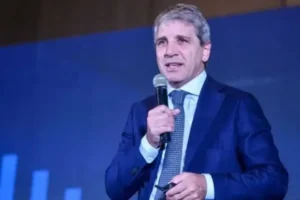 Luis Caputo, ministro de Economía de Argentina, durante una entrevista tras su viaje a Estados Unidos