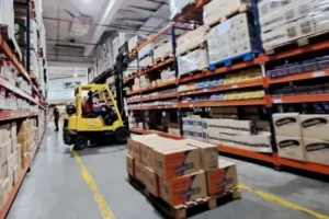 Supermercado mayorista con personal reponiendo mercaderia