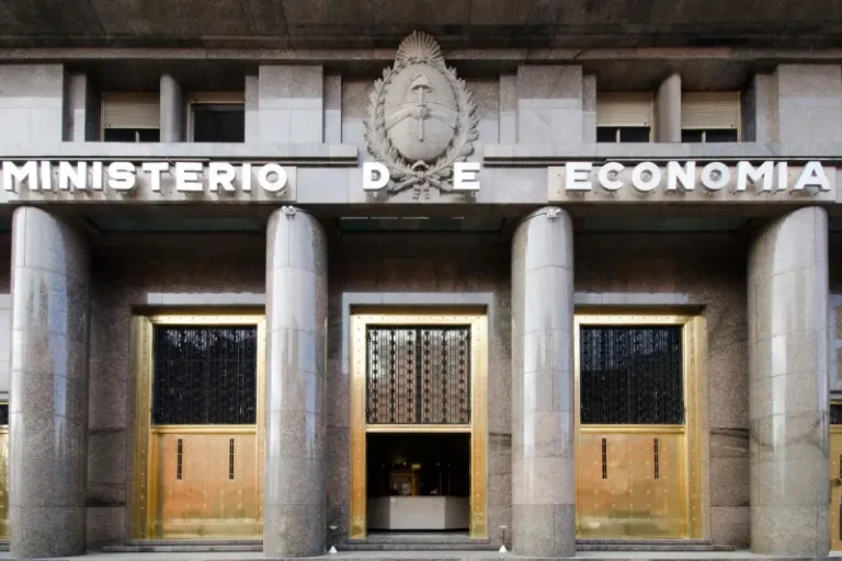 fachada del edificio del Ministerio de Economía