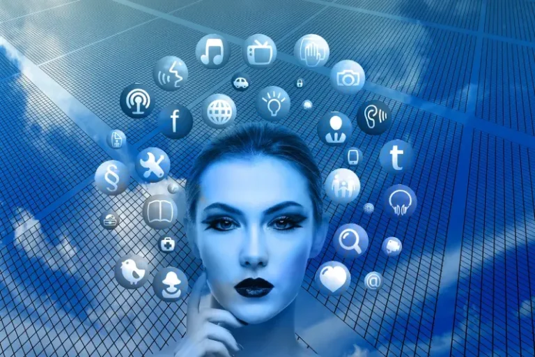 "Mujer joven rodeada de iconos de redes sociales como Facebook Instagram TikTok X y YouTube que representan su identidad digital