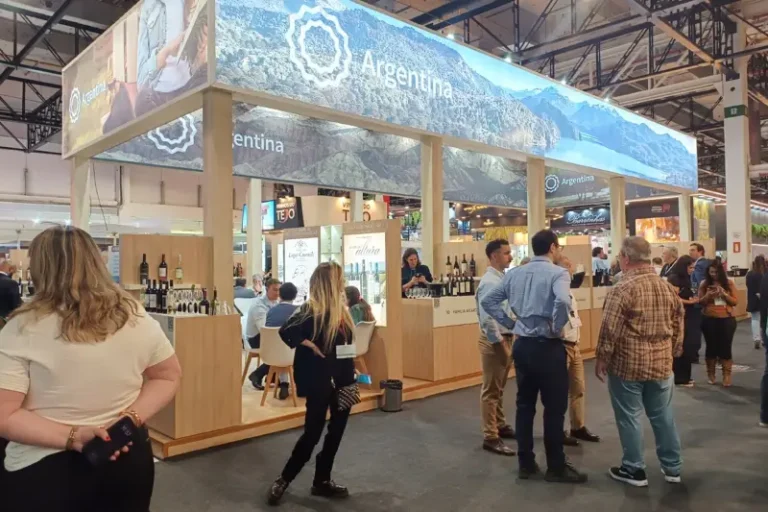 Stand de vinos entrerrianos en feria Prowine