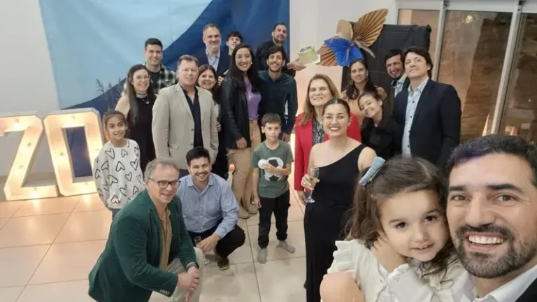 Integrantes de Políticas para la República brindan en la celebración de sus 20 años en Paraná, reafirmando su compromiso con la ética y el bien común.