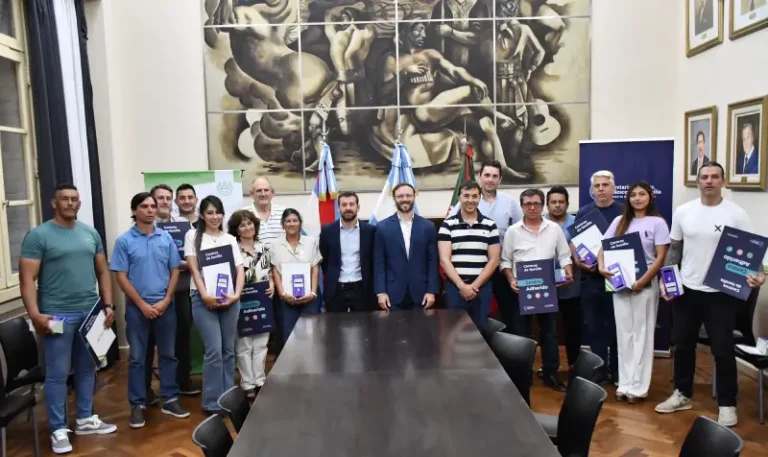 Autoridades municipales y del Ministerio de Capital Humano en la presentación del programa Centros de Familia en Concordia.