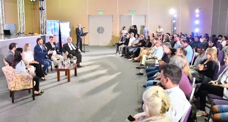 Autoridades, profesionales y participantes en las Jornadas de Turismo de Concordia 2025, fortaleciendo el desarrollo turístico regional.