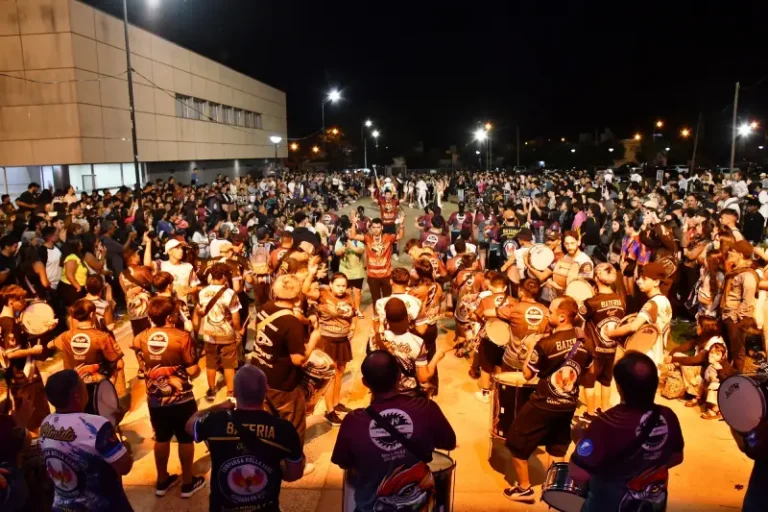 Batería Eterna Guerrera de Comparsa Bella Samba en el lanzamiento del carnaval Concordia 2026