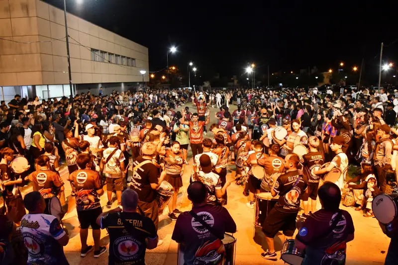 Batería Eterna Guerrera de Comparsa Bella Samba en el lanzamiento del carnaval Concordia 2026