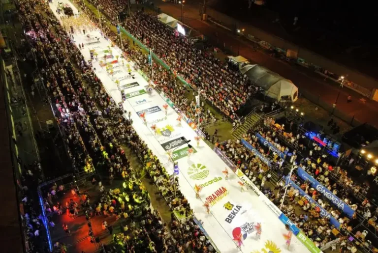 Foto aérea tomada desde un dron del desfile de comparsas del carnaval concordia