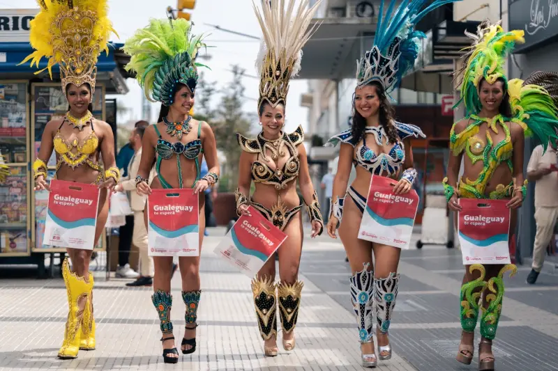 Grupo de pasistas difundiendo los corsos de Gualeguay con fantasías de carnaval.