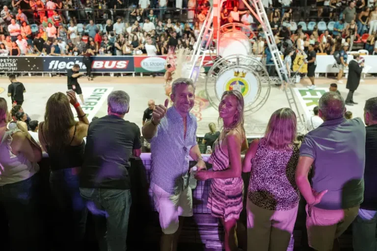 Rogelio Frigerio en los corsos de Gualeguay 2026