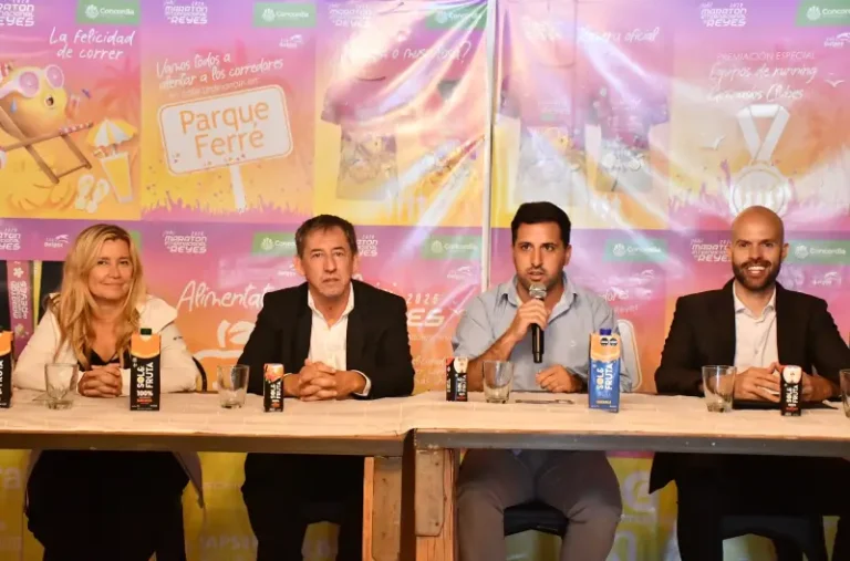 Autoridades y organizadores durante el lanzamiento de la Maratón Internacional de Reyes en Concordia