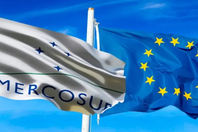 Banderas de Mercosur y Unión Europea
