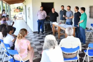 El Intendente Francisco Azcué reunido con referentes de barrios para tratar participación ciudadana.