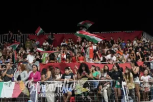 Tribuna repleta de simpatizantes de Comparsa Ráfaga en los ensayos técnicos del carnaval Concordia.