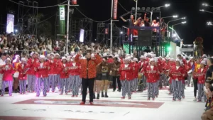 Integrante de batería de comparsa imperio con su carro de sonido.