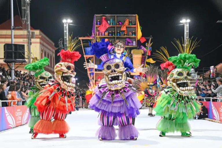 Imagen de una comparsa desfilando en carnavales de Gualeguaychu.