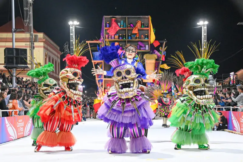 Imagen de una comparsa desfilando en carnavales de Gualeguaychu.