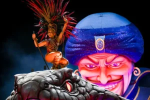 Artista luciendo su fantasía sobre un carro de una comparsa de carnaval de Gualeguaychu