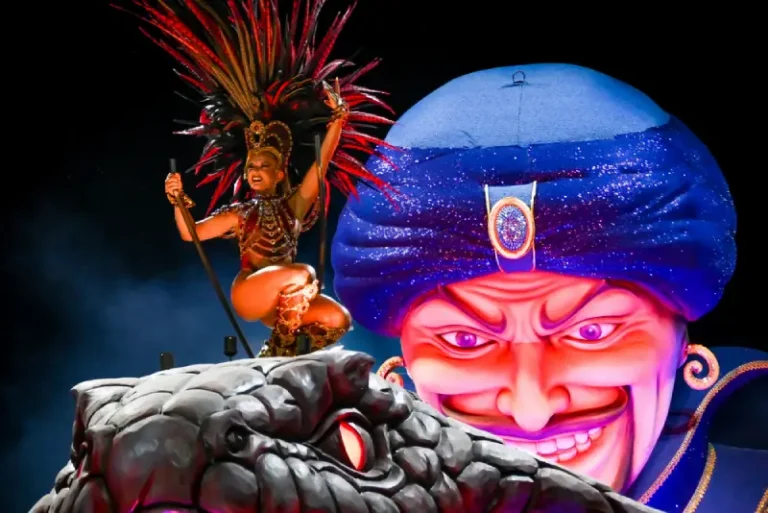 Artista luciendo su fantasía sobre un carro de una comparsa de carnaval de Gualeguaychu