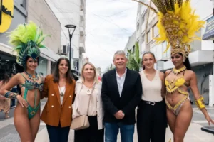 Autoridades en la presentación de los corsos de Gualeguay, junto a dos chicas con fantasía