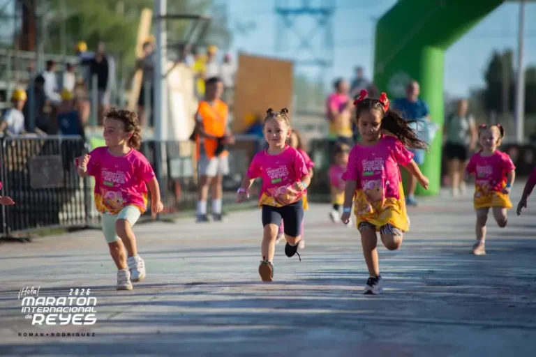 Niñas participando de la Mini Reyes en Concordia