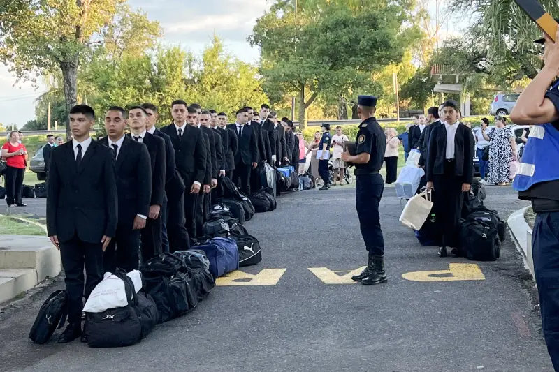 Cuatro mujeres policías en patrulla motorizada durante acto de incorporación en Entre Ríos
