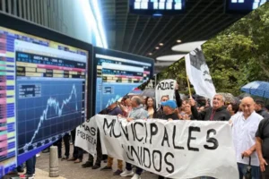 Municipales de Concordia en manifestación contra despidos
