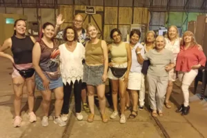 Visitantes en los galpones y carrito de Comparsa Bella Samba.